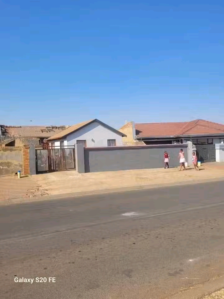 2 bedrooms house with built in wardrobes,fitt  in Vosloorus