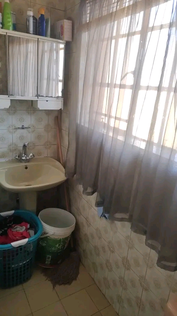 1 bed room 
toilet 🚽
kitchen
electricit  in Fleurhof
