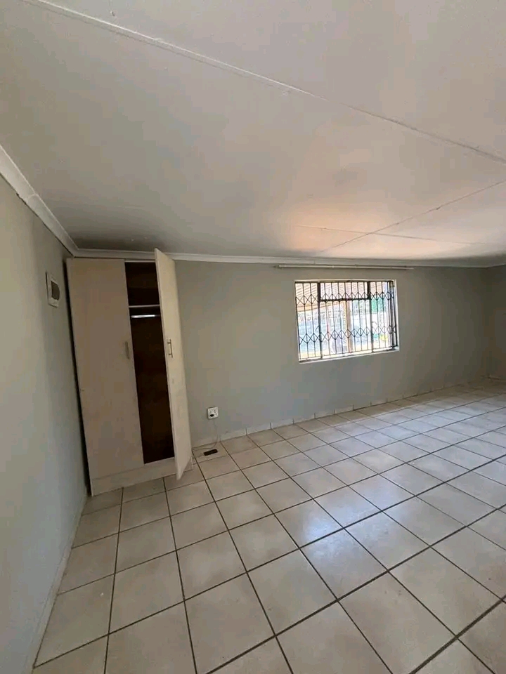 A very spacious cottage to rent comes with fi  in Old Birch Acres