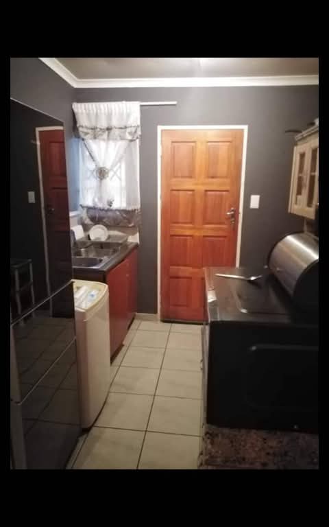 House available in phase 4 rent 4300..deposit  in Braamfischer