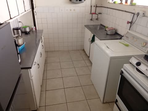 Large room to rent, semi furnished.
shared b  in Berea