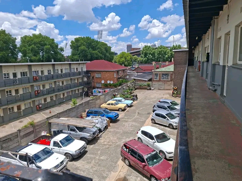 Jhb cbd 
vale court 
2nd floor newly renova  in Betrams
