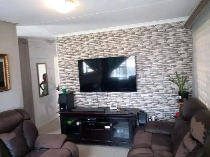 House to let
rental price:r7000 plus deposit  in Windmill Park