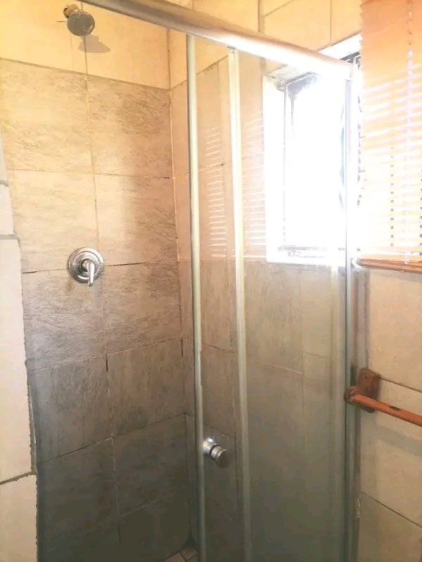 Room available in dobsonville ext 3 island re  in Dobsonville