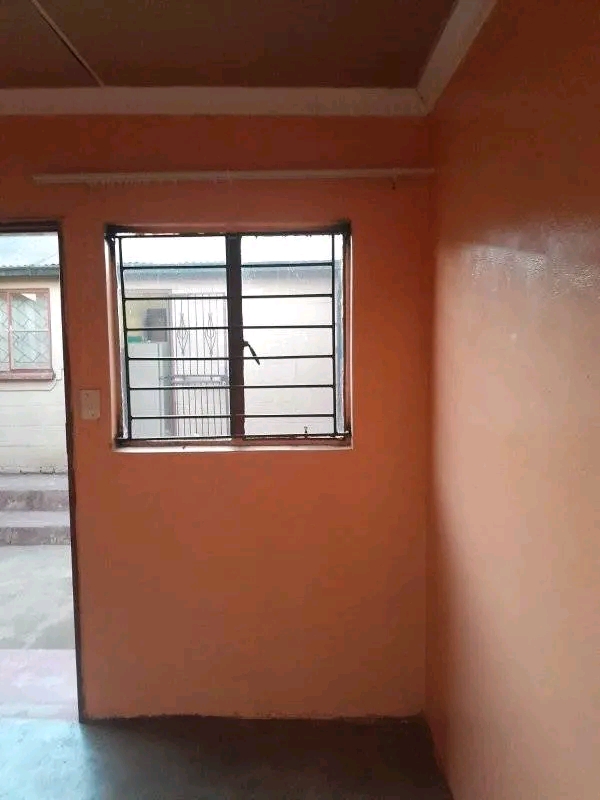 Room to zone 6 
r900
with ceiling,parking a  in Pimville