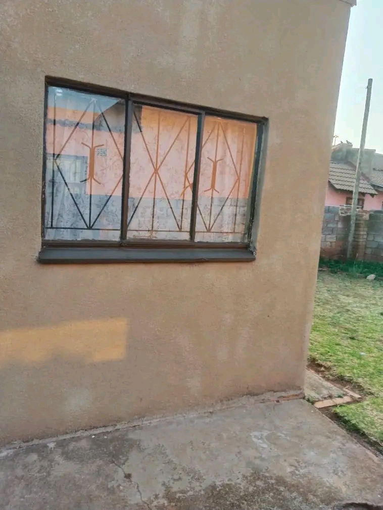 Two room cottage available for rental in mail  in Vosloorus