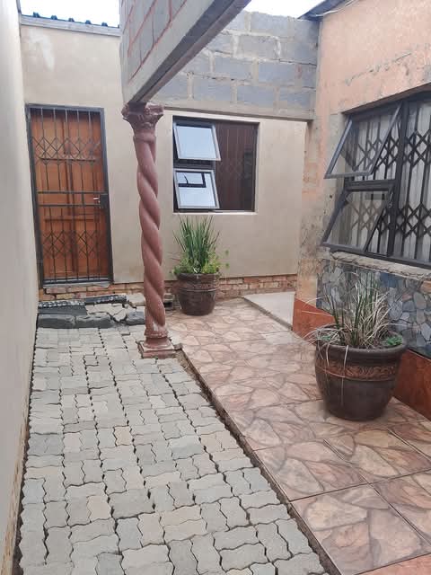 Rooms available to rent at ext.16 if interest  in Tsakane