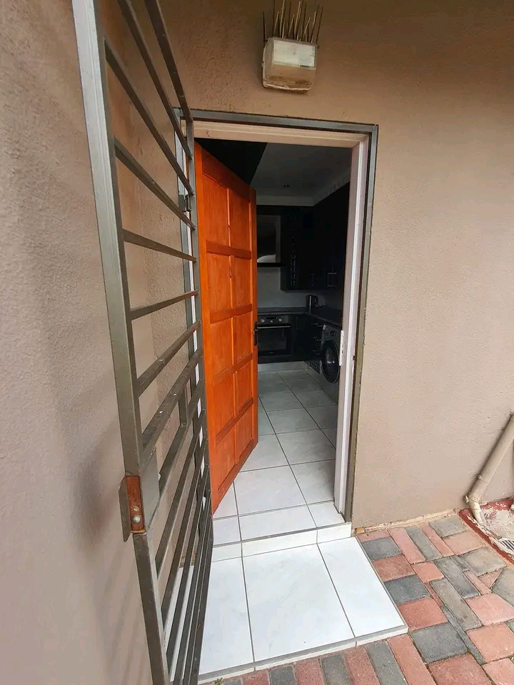 Stunning 3 bedroom house located in paradise,  in Vosloorus