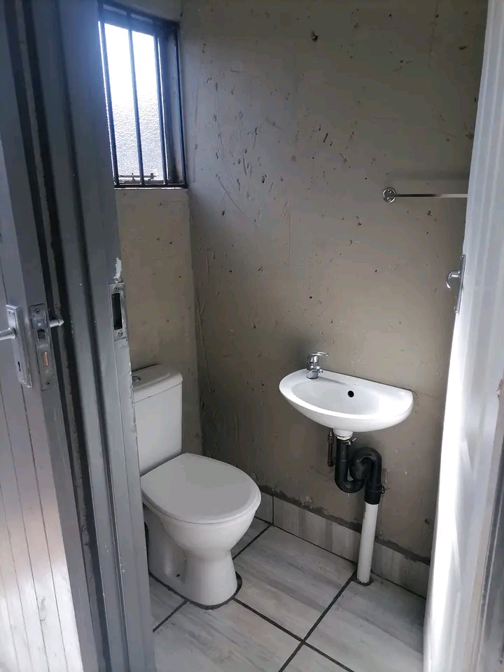 Bachelor available to rent at phumula 📍nea  in Vosloorus