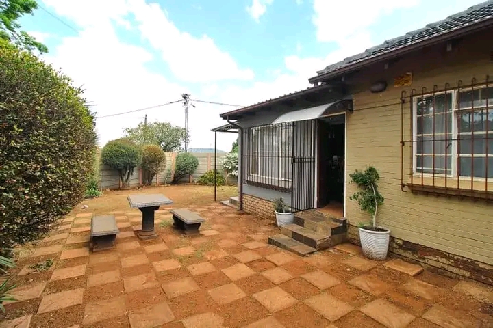 This beautiful 3 bedroom, 1 bathroom, kitchen  in Germiston