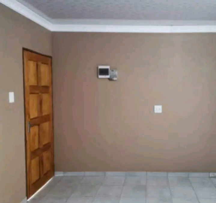 Beautiful room available in 4th avenue selbor  in Alexandra