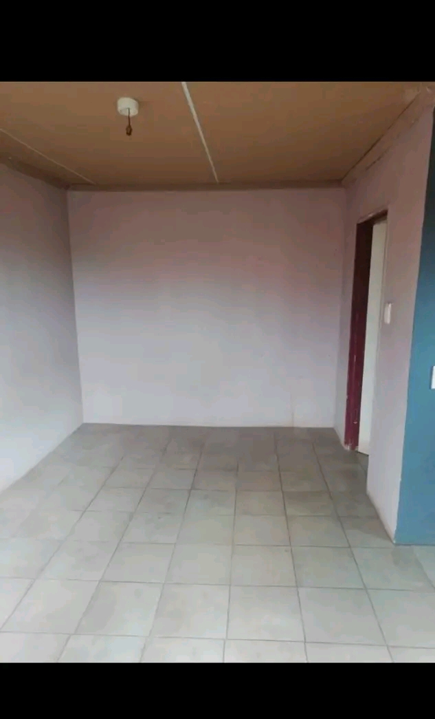 Room with own shower and small kitchen availa  in Greenvillage