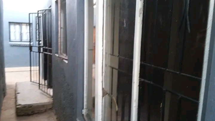 2 room to rent available at teanon
-tiled an  in Tembisa