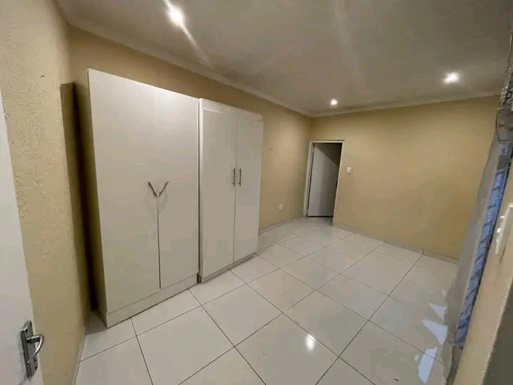 1 bedroom cottage with en-suite ,comes with l  in Norkem Park
