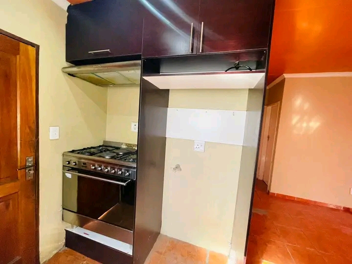 Free standing house consists of two fitted be  in Klipfontein