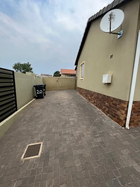 2 bedroom house available for rental in ext 1  in Cosmo City