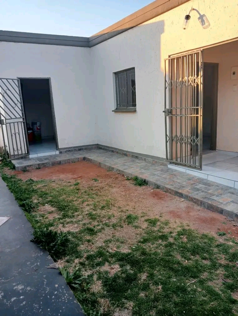 Room to rent ext 25
r1200 + deposit 
contac  in Vosloorus
