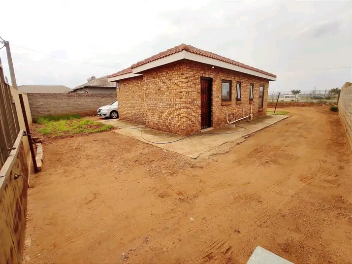 2 bedroom house available to rent immediately  in Lufhereng