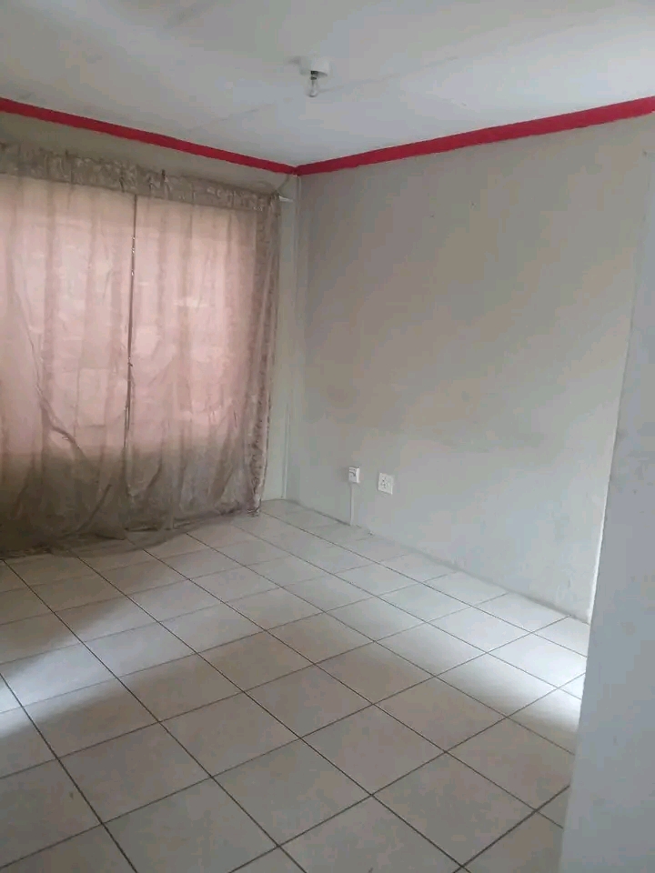 House to rent
2 bedroom and 1 bathroom  
ex  in Ebony Park