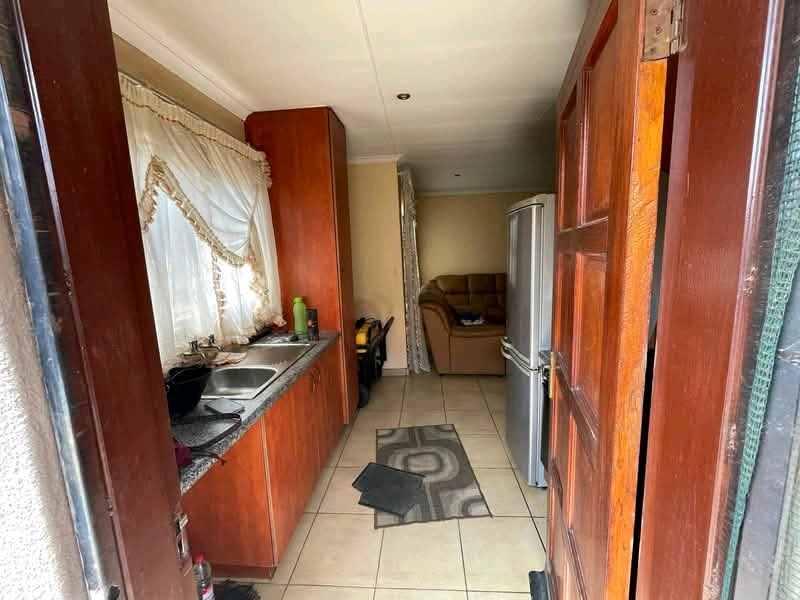 House in gardens
available immediately 
ren  in Leondale