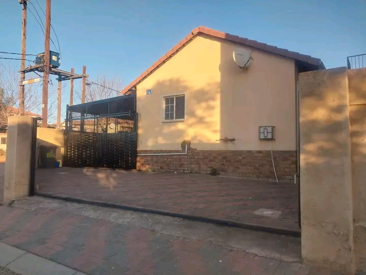 Bachelor room to rent in ext10  flats to rent  in Cosmo City
