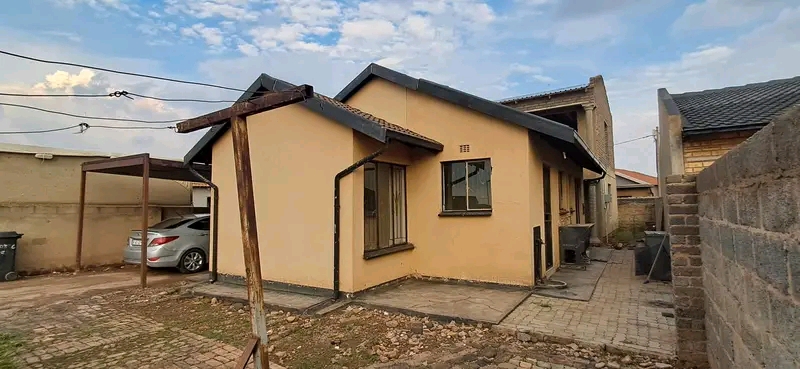 3 bedroom house to rent in ext12 near glen ma  in Protea Glen