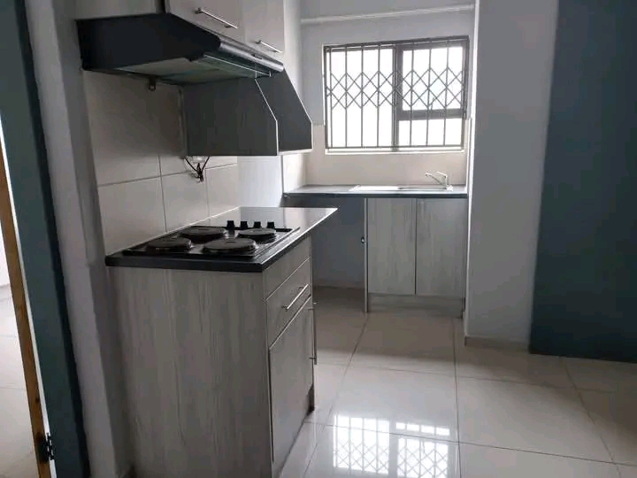 One spacious bedroom bachelor with fitted kit  in Norkem Park