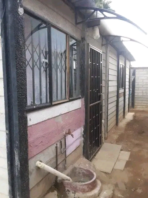 Ensuite double room ext2 upper side of sasol   in Braamfischer