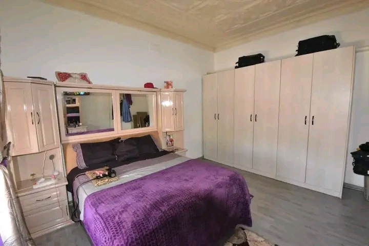 4 bedroom house
2 bathrooms
kitchen 
prepa  in Germiston