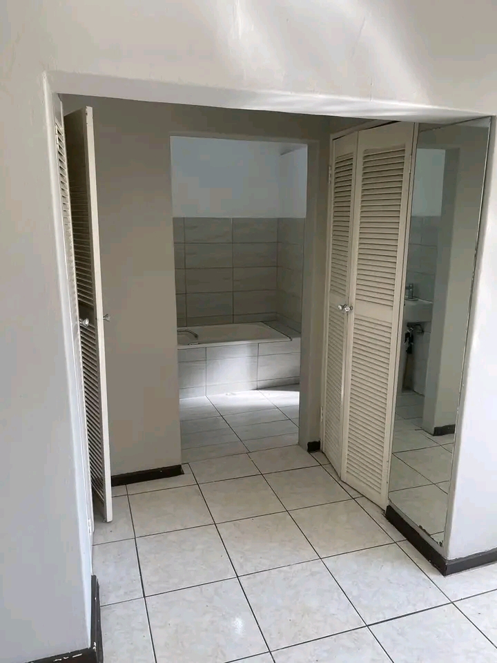 Big en-suite room with shower and bath and to  in Lyndhurst