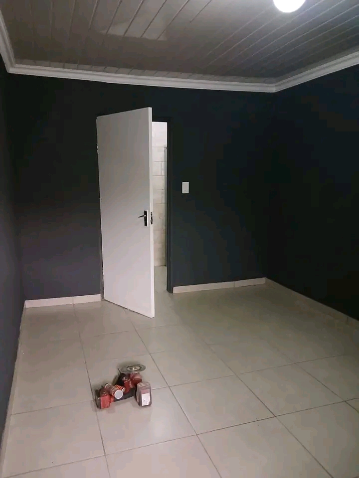 Bachelor available at ext 3 near score taxi r  in Ivory Park