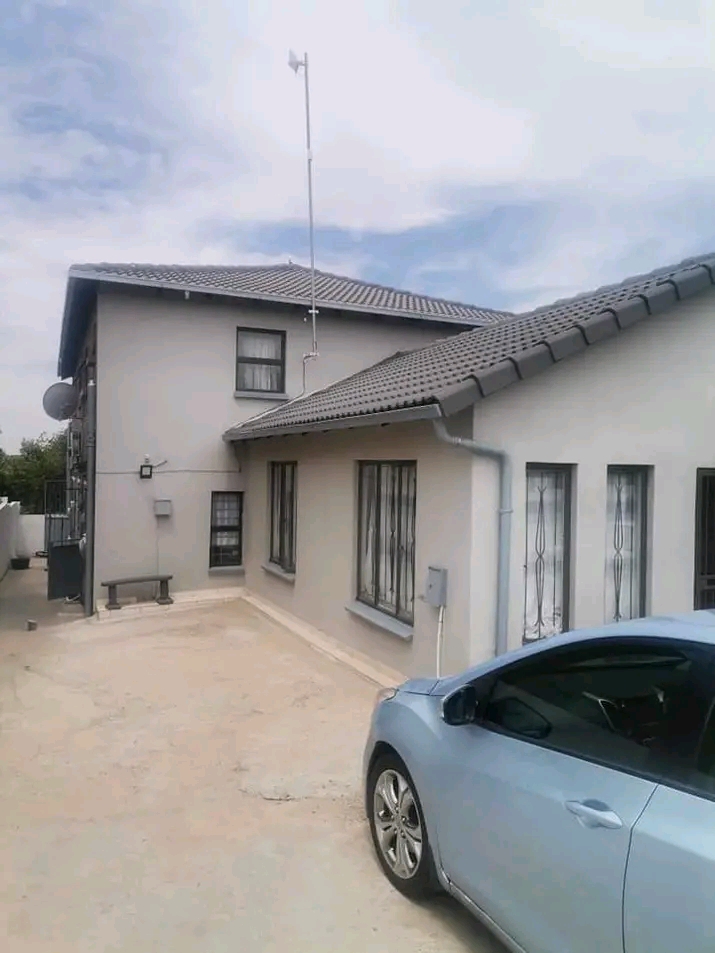 2x 2 bedrooms upstairs  cottage comes with fi  in Norkem Park