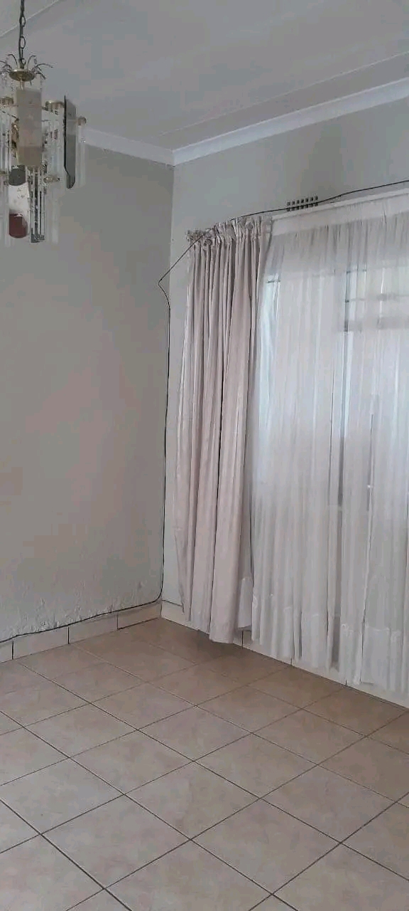 Zone 2, 1 room with fitted built ins, space f  in Pimville