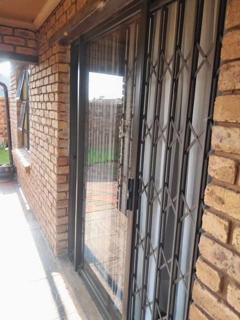 Spacious family home for rent
features:
- 3  in Vosloorus