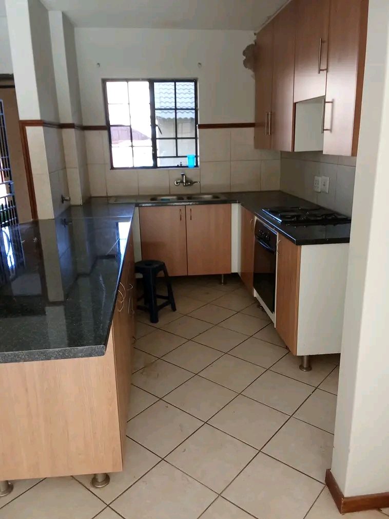 Newly renovated 2 bedroom in crescendo r7500   in Midrand