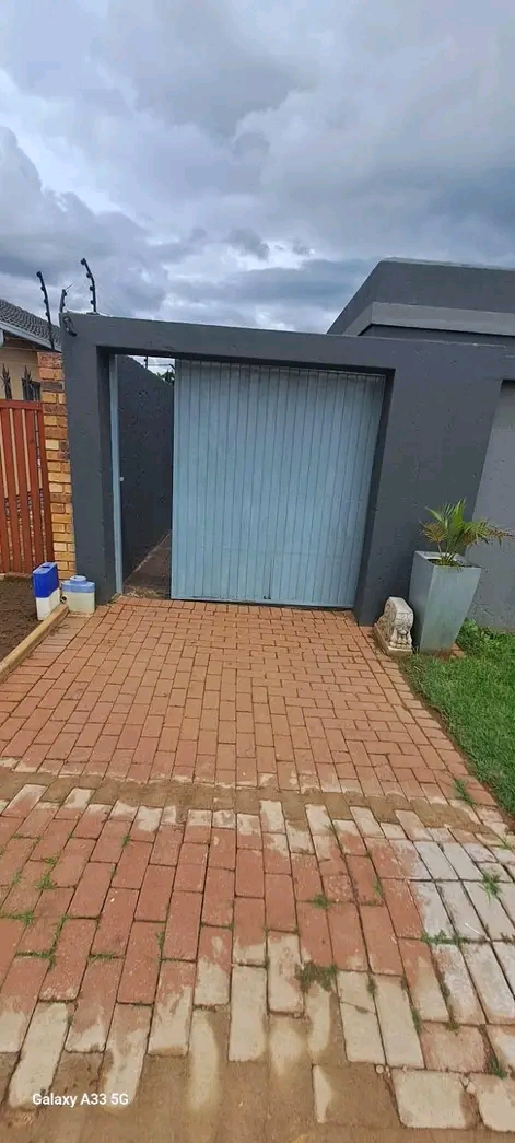 3 bedroom house -with 2 outside rooms -availa  in Allandale