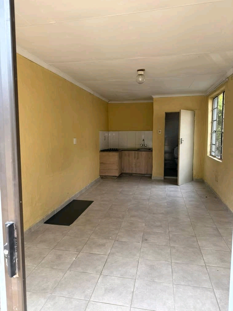 An open plan bachelor consists of a fitted ki  in Old Birch Acres