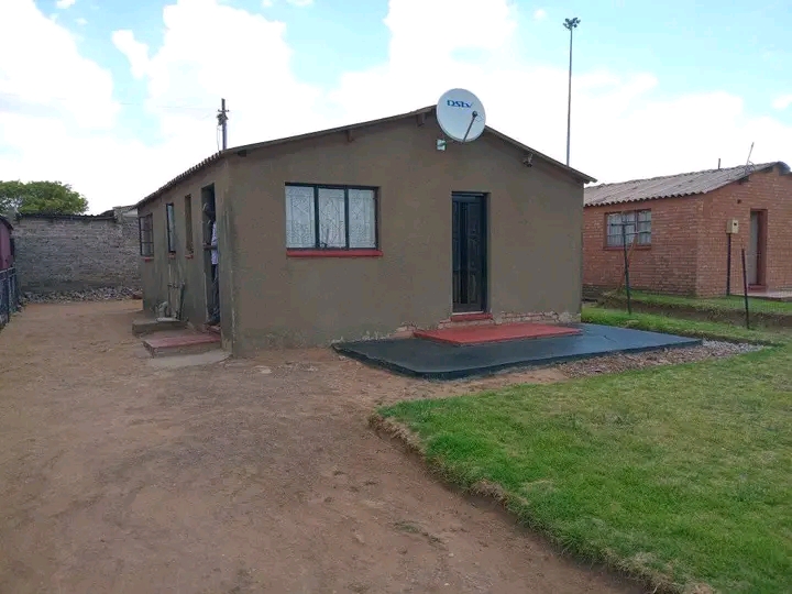 2;bedroom house zone 3 
r2000 rent
r1500 de  in Sebokeng