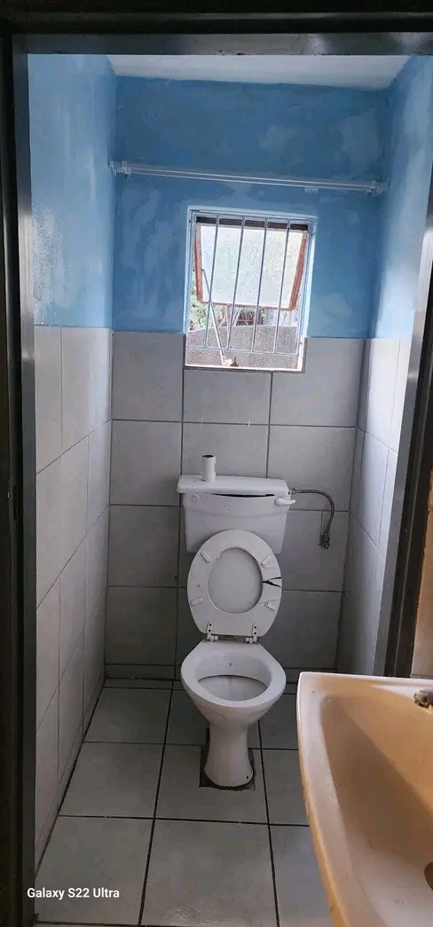 A 2 room house available
rent r3700
deposit  in Lombardy west