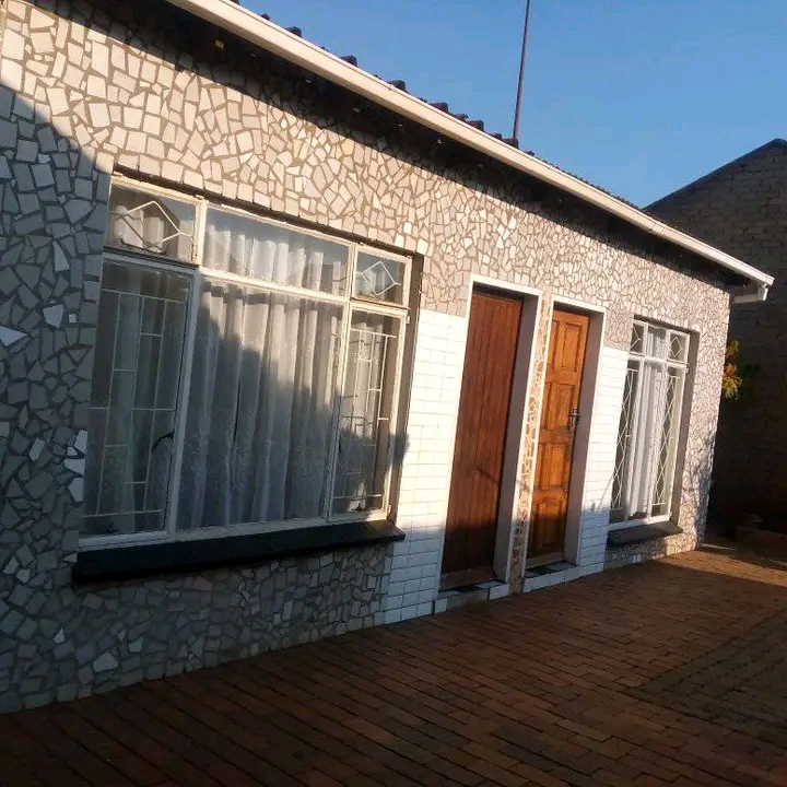 1200 rent +1200 security deposit
ext2 tokoza  in Thokoza