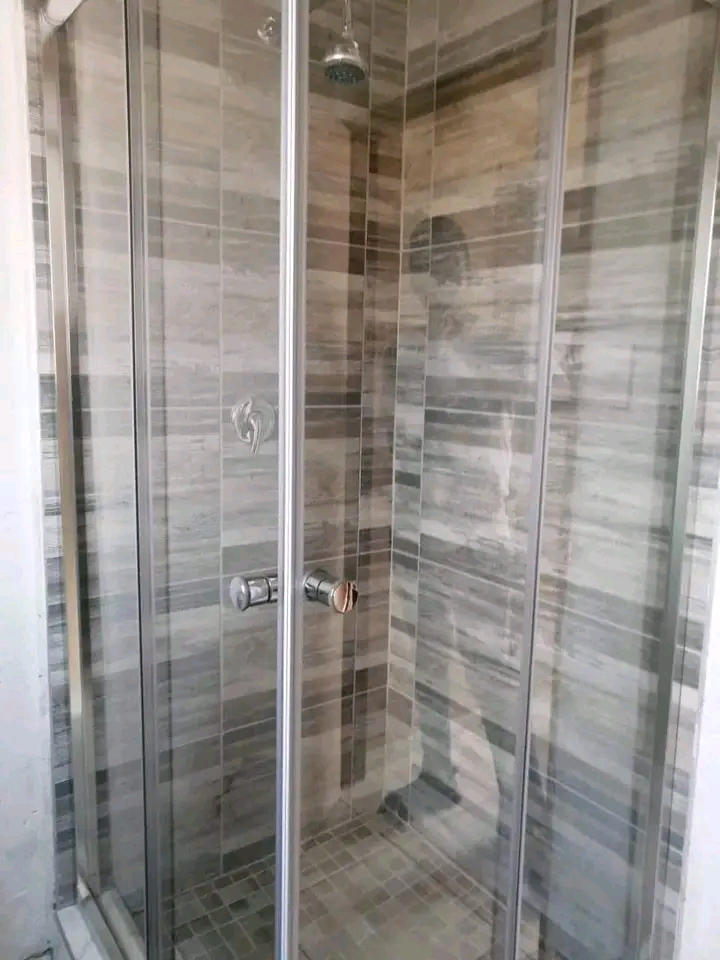 Medium sized room available with shared bathr  in Soweto
