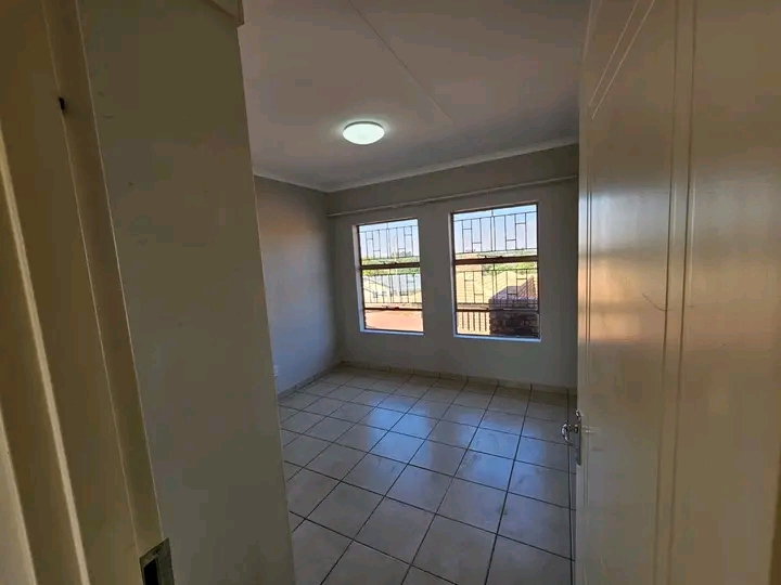This lovely unit situated in a secure complex  in Alberton