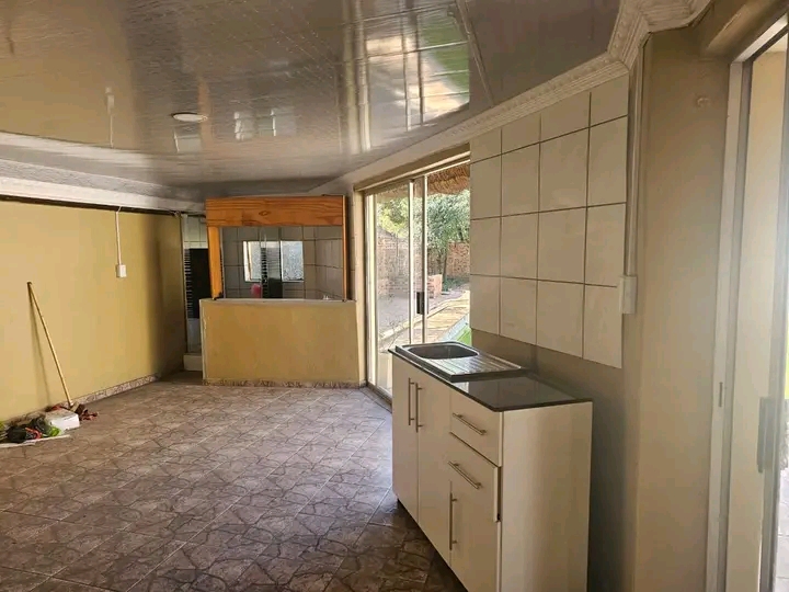 Bachelor cottage to rent r3800 per month 
av  in Norkem Park