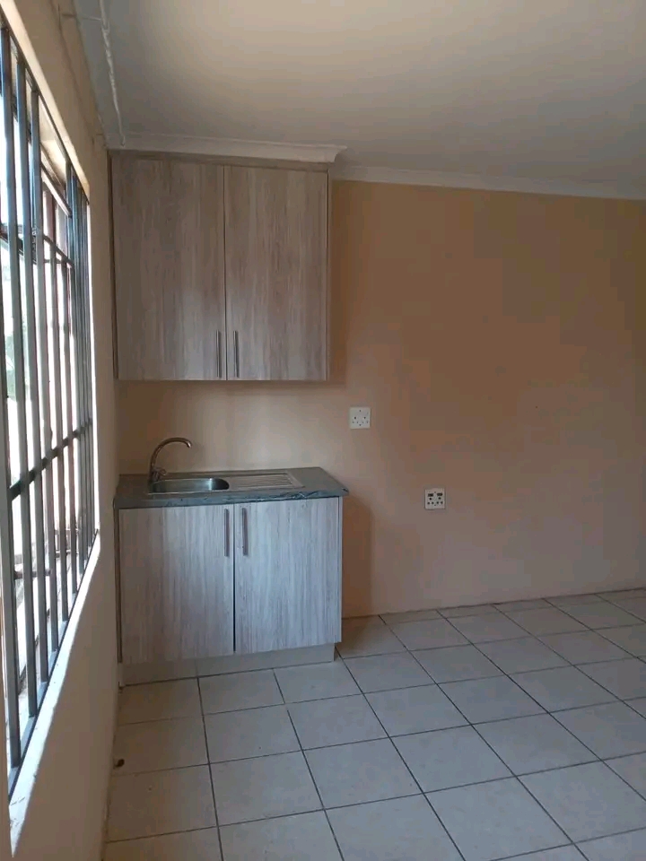 1 bedroom cottage, comes with fitted wardrobe  in Norkem Park
