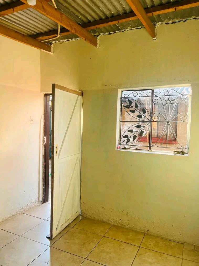 Room available at (zola 2)

rent : r800 per  in Zola