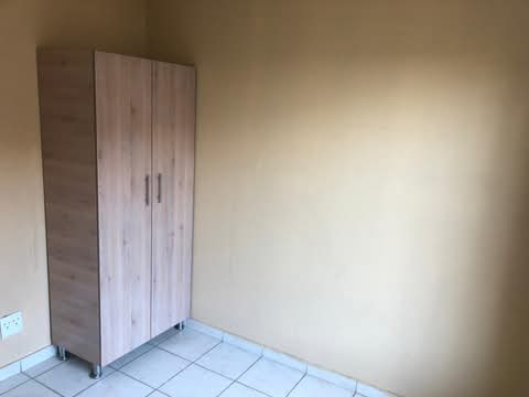 2 bedroom house coming with a  fitted kitchen  in Norkem Park