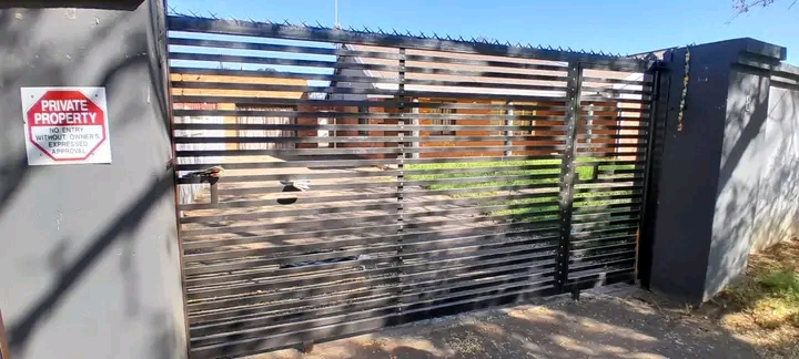 Communal house: room to rent in ce2 r2500

  in Vanderbijlpark