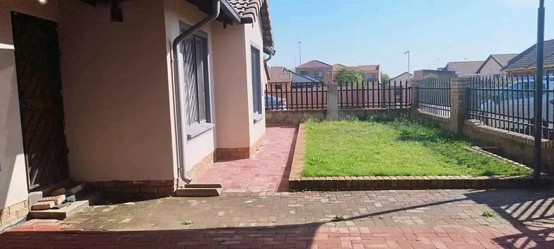 3 beds 2baths freestanding house is situated   in Ormonde