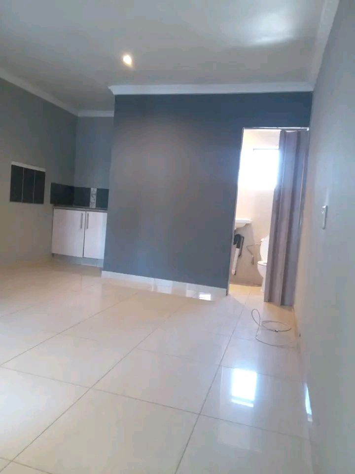 Cottage available in ex2 
r2900 rent includi  in Rabie ridge