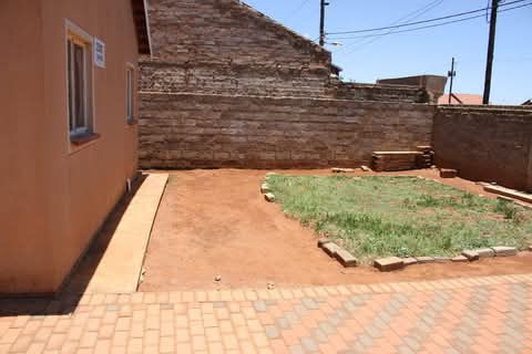 Here s a 2 spacious bedroom house available f  in Protea Glen